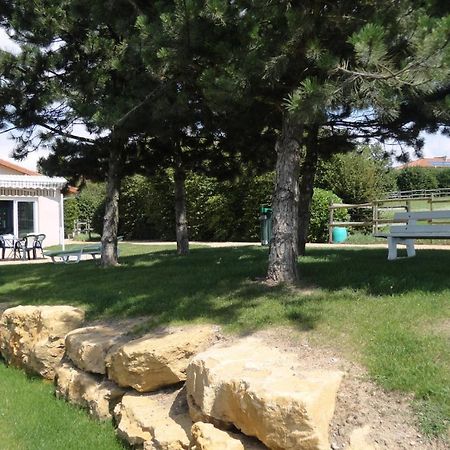 Hotel Le Chatard Sarcey Екстериор снимка