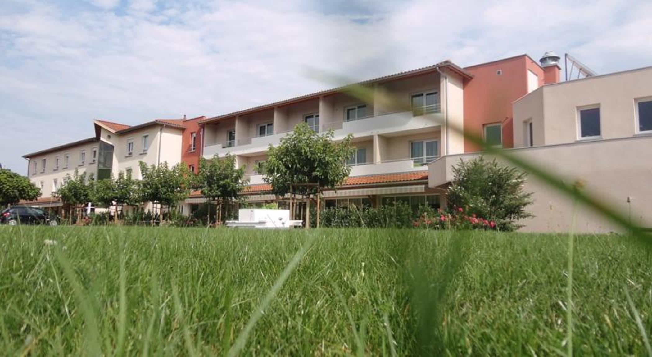 Hotel Le Chatard Sarcey Екстериор снимка