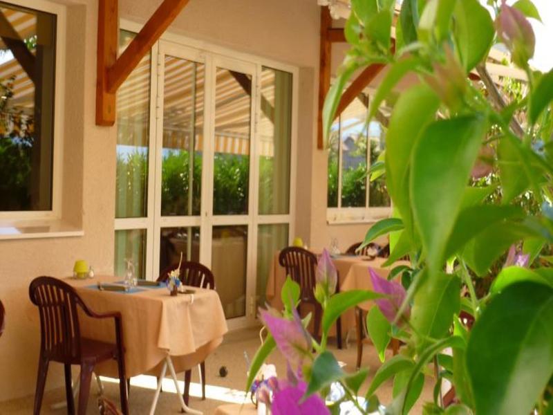 Hotel Le Chatard Sarcey Екстериор снимка