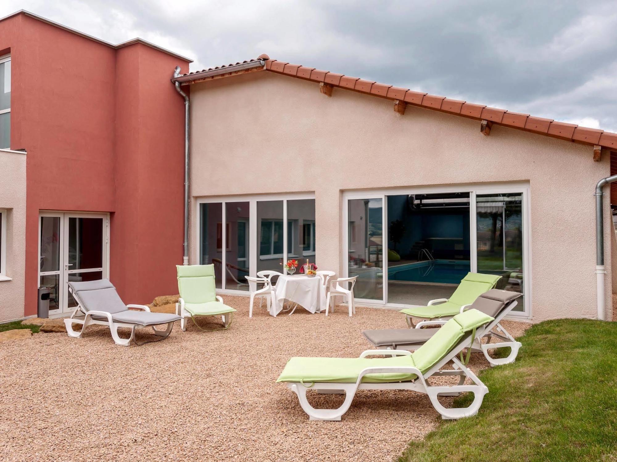 Hotel Le Chatard Sarcey Екстериор снимка