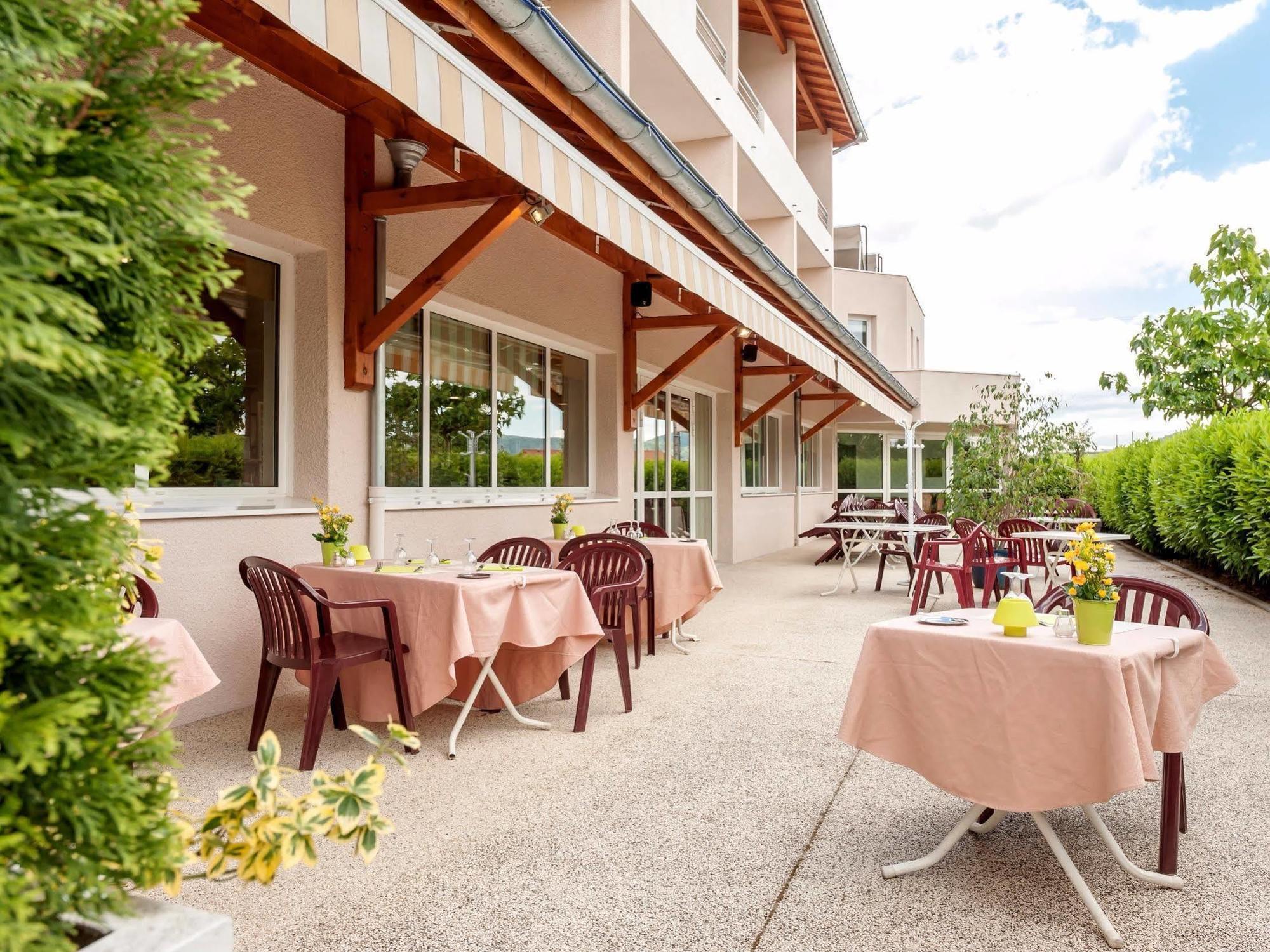 Hotel Le Chatard Sarcey Екстериор снимка
