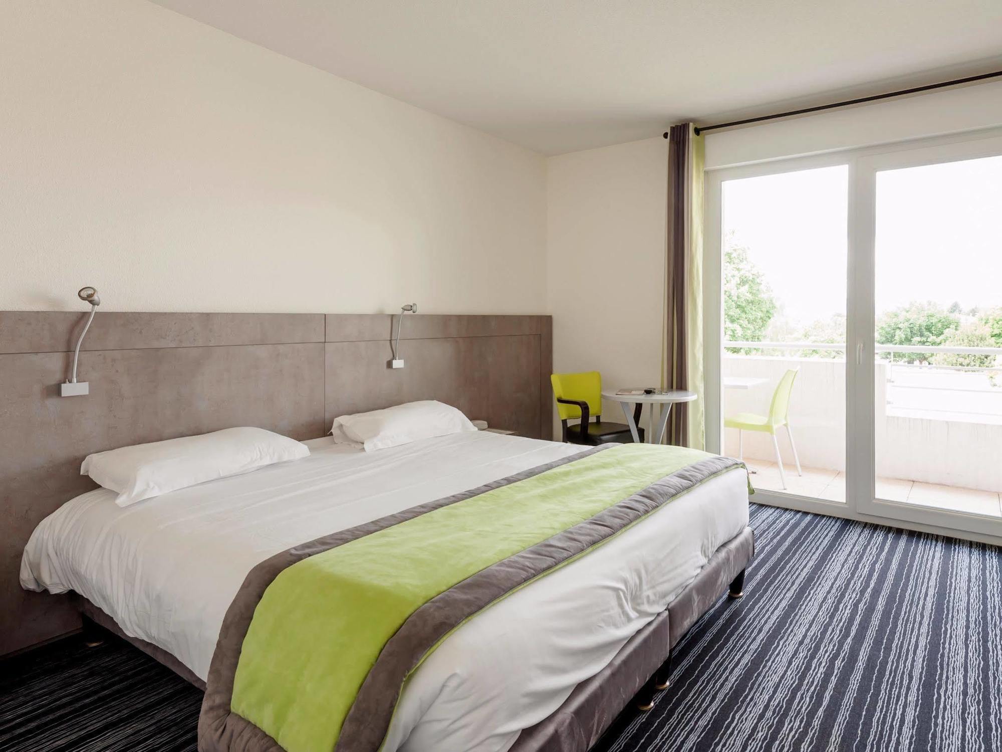 Hotel Le Chatard Sarcey Екстериор снимка